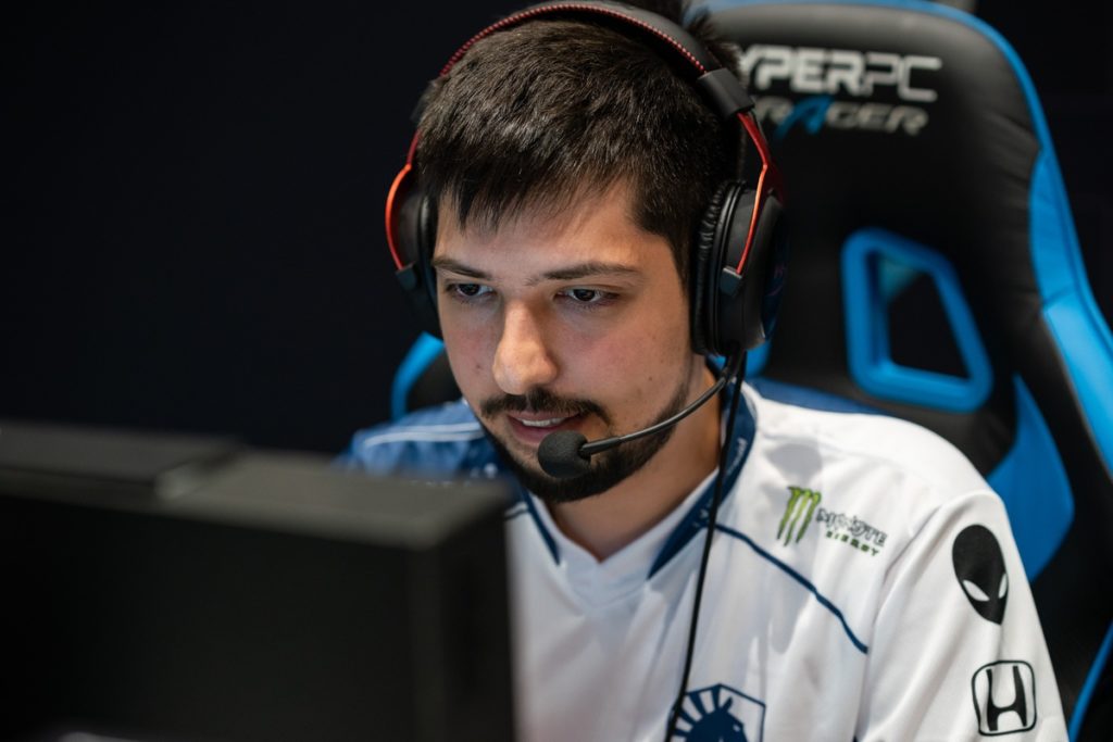 w33, the new and flashy, Romanian mid laner for Team Liquid.